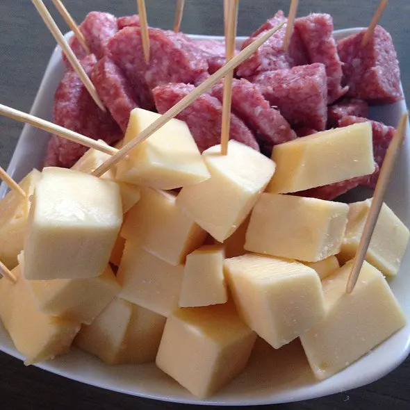 Portie kaas & salami gemengd